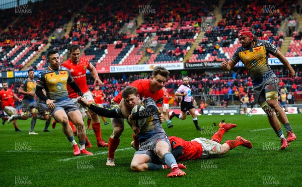 290220 - Munster v Scarlets - Guinness PRO14 -  Angus O'Brien of Scarlets is tackled by Chris Cloete, left, and Craig Casey of Munster