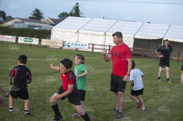 170713 - Nantygaredig RFC - Kids Development Evening - Justin Lloyd, Camarthenshire's Player Development Officer chats to children taking part in a development event at Nantygaredig RFC