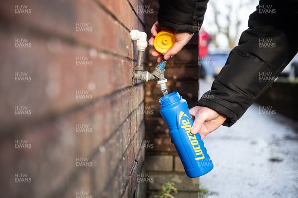 100126 - Narberth v Pontypridd RFC - WRU Premiership - Water bottle being filled