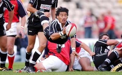 270903 - Neath-Swansea Ospreys v Munster - Celtic League - Ospreys' Elvis Seveali'i clears ball from ruck