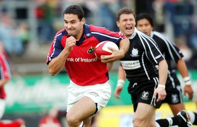 270903 - Neath-Swansea Ospreys v Munster - Celtic League - Munster's Jeremy Staunton breezes in to score try