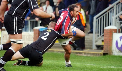 270903 - Neath-Swansea Ospreys v Munster - Celtic League - Munster's Mike Mullins tries to get past Barry Williams