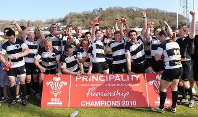 17.04.10 - Neath v Bedwas - Principality Premiership - Neath celebrate winning the Principality Premiership. 