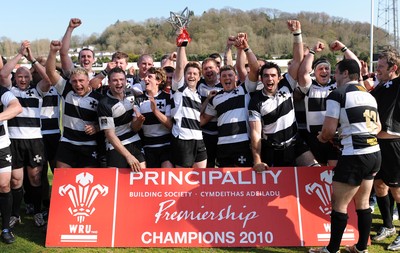 17.04.10 - Neath v Bedwas - Principality Premiership - Neath celebrate winning the Principality Premiership. 