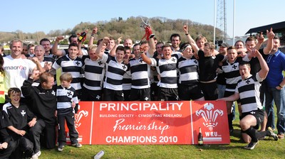 17.04.10 - Neath v Bedwas - Principality Premiership - Neath celebrate winning the Principality Premiership. 