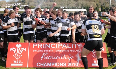 17.04.10 - Neath v Bedwas - Principality Premiership - Neath celebrate winning the Principality Premiership. 