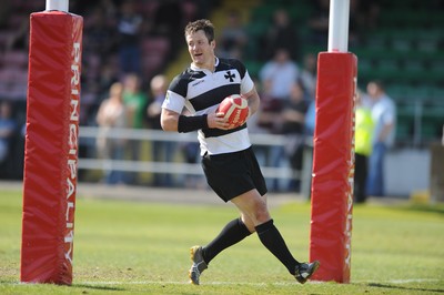 17.04.10 - Neath v Bedwas - Principality Premiership - Neath's Gareth King runs in to score try. 