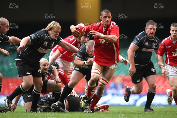 09.05.09 - Llanelli v Neath, SWALEC Cup Final -  Llanelli's Aaron Shingler charges forward 