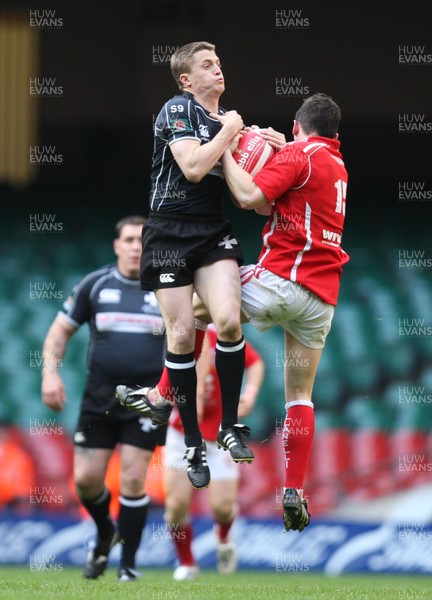 09.05.09 - Llanelli v Neath, SWALEC Cup Final -  Neaths Arwel Thomas and Llanelli's Gareth King compete for the ball 