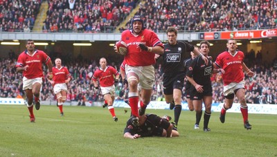 010203 - Neath v Munster - Celtic League Final -  Munster's Alan Quinlan beats Lee Jarvis to run in to score try