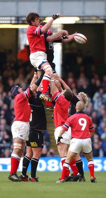 010203 - Neath v Munster - Celtic League Final - Munster's Mick O'Driscoll challenges Gareth Llewellyn for ball