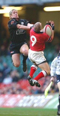 010203 - Neath v Munster - Celtic League Final - Neath's Shane Williams challenges Peter Stringer for high ball