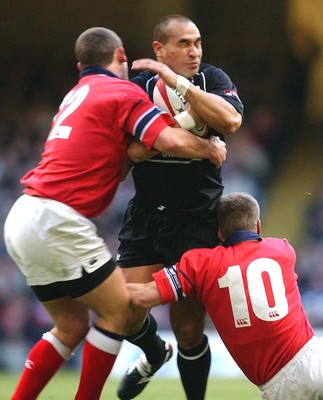 010203 - Neath v Munster - Celtic League Final - Neath's Dave Tiueti is caught by Jason Holland (left) and Ronan O'Gara (right)