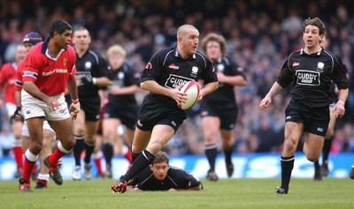 010203 - Neath v Munster - Celtic League Final - Neath's Lee Jarvis goes on the attack with Andy Moore in Support (rt)