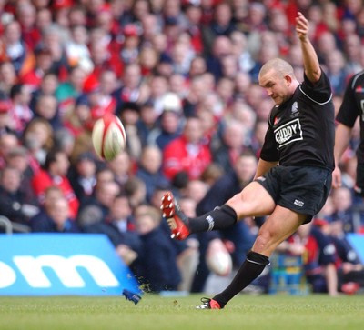 010203 - Neath v Munster - Celtic League Final - Neath's Lee Jarvis converts penalty