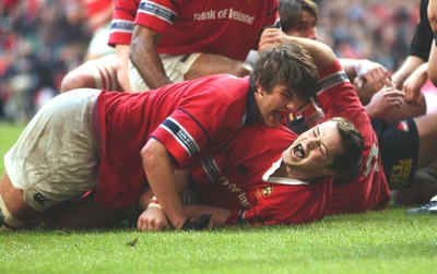 010203 - Neath v Munster - Celtic League Final - Munster's Marcus Horan screams in celebration of his try as Mick O'Driscoll joins in