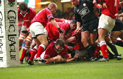 010203 - Neath v Munster - Celtic League Final - Munster's Marcus Horan drives over to score