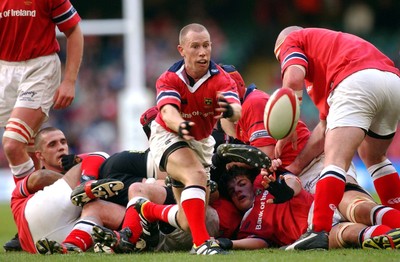 010203 - Neath v Munster - Celtic League Final - Munster's Peter Stringer gets ball away