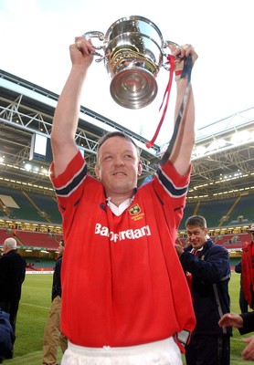 010203 - Neath v Munster - Celtic League Final - Munster's Mick Galwey lofts the Celtic League trophy