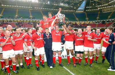 010203 - Neath v Munster - Celtic League Final - Munster celebrate with the Celtic League trophy