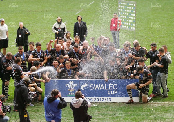 040513 Neath RFC v Pontypridd RFC -Pontypridd celebrate winning The Swalec Cup