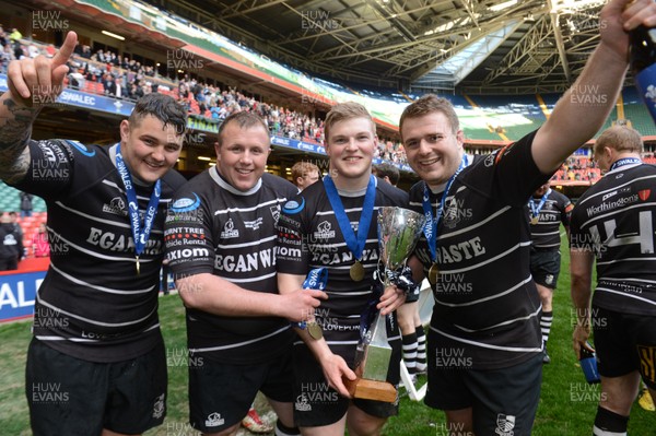 040513 - Neath v Pontypridd - SWALEC Cup Final -Pontypridd players celebrate with the SWALEC Cup 