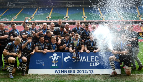 040513 - Neath v Pontypridd - SWALEC Cup Final -Pontypridd players celebrate with the SWALEC Cup 