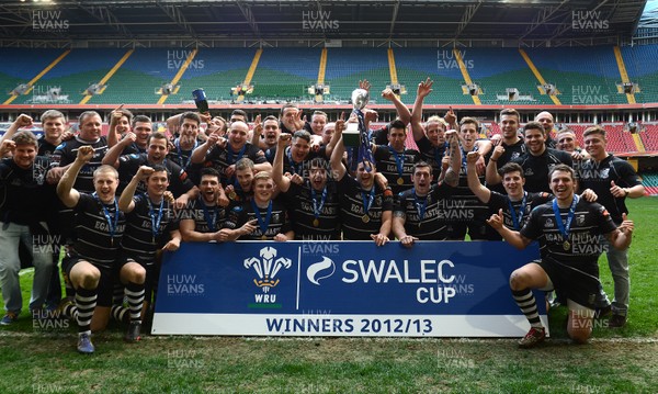 040513 - Neath v Pontypridd - SWALEC Cup Final -Pontypridd players celebrate with the SWALEC Cup 