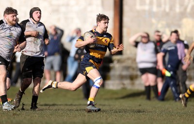 010325 - Nelson Nomads v Aberdare Athletic - WRU Athletic Mid District Division A - Fin Shellard of Aberdare makes a break