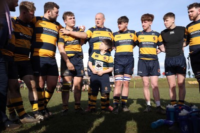 010325 - Nelson Nomads v Aberdare Athletic - WRU Athletic Mid District Division A - A young boy looks up at senior players during Aberdare�s team huddle