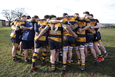 010325 - Nelson Nomads v Aberdare Athletic - WRU Athletic Mid District Division A - Aberdare team huddle, Grass roots rugby