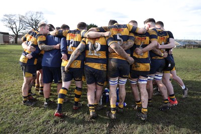 010325 - Nelson Nomads v Aberdare Athletic - WRU Athletic Mid District Division A - Aberdare team huddle, Grass roots rugby