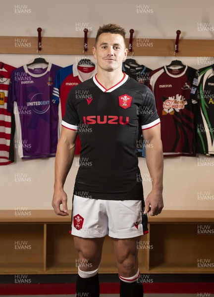141020 -  Jonathan Davies wears the new Macron Welsh rugby away jersey