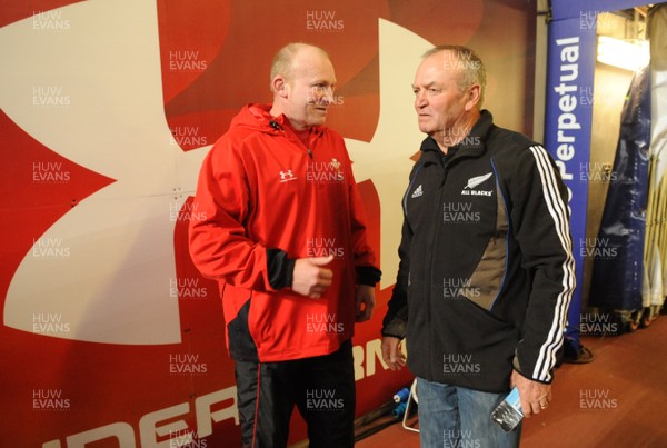 21.11.08 - New Zealand Rugby Training - All Blacks Graham Henry meets his former player and present Wales kicking coach Neil Jenkins. 