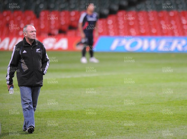 21.11.08 - New Zealand Rugby Training - All Blacks coach Graham Henry looks around the Millennium Stadium 