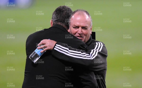 21.11.08 - New Zealand Rugby Training - All Blacks Graham Henry meets his former Wales team manager David Pickering. 