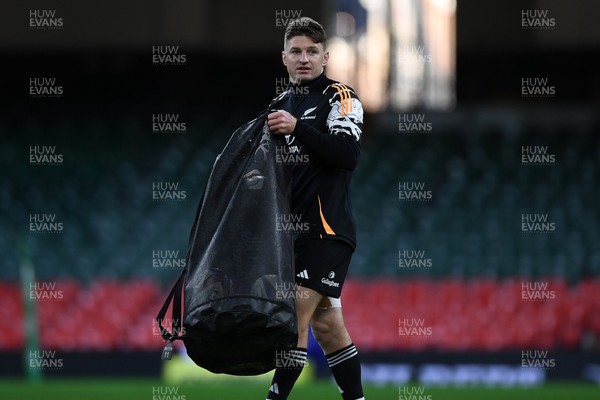 211125 - New Zealand Rugby Captains Run - Beauden Barrett during training ahead of the game against Wales tomorrow
