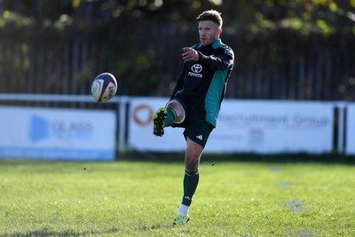181125 - New Zealand Rugby Training - Damian McKenzie during training ahead of their upcoming match against Wales