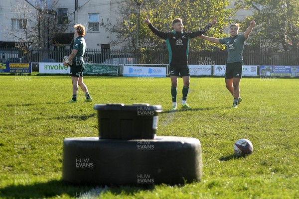 181125 - New Zealand Rugby Training - Ollie Norris and Cortez Ratima during training ahead of their upcoming match against Wales