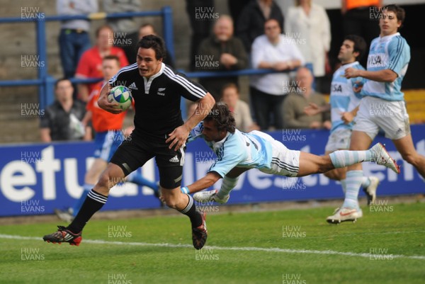 14.06.08 - Junior World Championship 2008, Pool A New Zealand v Argentina New Zealand's Zac Guildford crosses to score try as Argentina's Lucas Alc