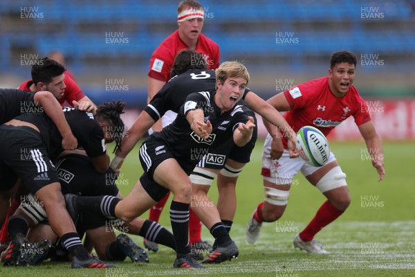 030618 - New Zealand U20 v Wales U20, World Rugby U20 Championship 2018, Pool A - Xavier Roe of New Zealand feeds the ball out