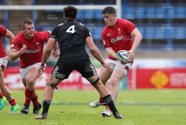 030618 - New Zealand U20 v Wales U20, World Rugby U20 Championship 2018, Pool A - Rhys Davies of Wales takes on Laghlan McWhannell of New Zealand