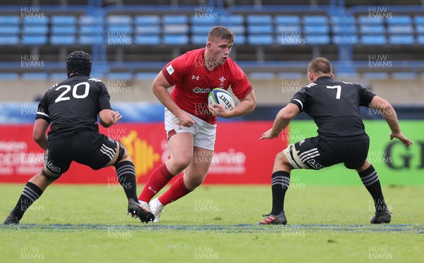 030618 - New Zealand U20 v Wales U20, World Rugby U20 Championship 2018, Pool A - Will Davies-King of Wales takes on Will Tremain of New Zealand and Tom Christie of New Zealand