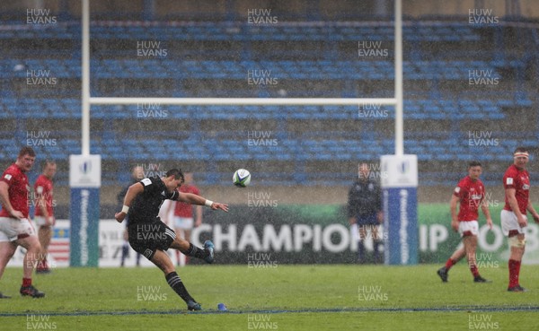 030618 - New Zealand U20 v Wales U20, World Rugby U20 Championship 2018, Pool A - Harry Plummer of New Zealand kicks penalty