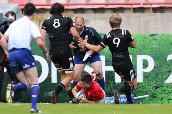 030618 - New Zealand U20 v Wales U20, World Rugby U20 Championship 2018, Pool A - Taine Basham of Wales dives in to score try
