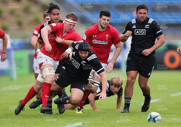 030618 - New Zealand U20 v Wales U20, World Rugby U20 Championship 2018, Pool A - Tommy Reffell of Wales and Ricky Jackson of New Zealand compete for the ball