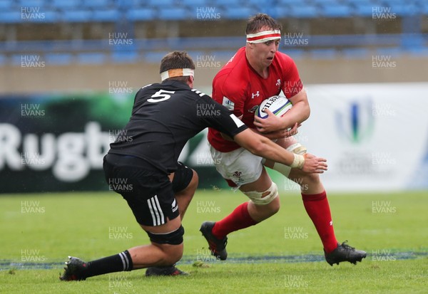 030618 - New Zealand U20 v Wales U20, World Rugby U20 Championship 2018, Pool A - Tommy Reffell of Wales takes on Will Tucker of New Zealand