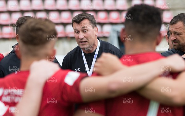 030618 - New Zealand U20 v Wales U20, World Rugby U20 Championship 2018, Pool A - Wales U20 coach Geraint Lewis talks to the team at the end of the match
