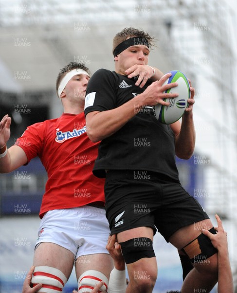 170619 - New Zealand U20 v Wales U20 - World Rugby Under 20 Championship - 5th Place Semi-Final -  Taine Plumtree of New Zealand beats opposite number Morgan Jones to the ball at a line out