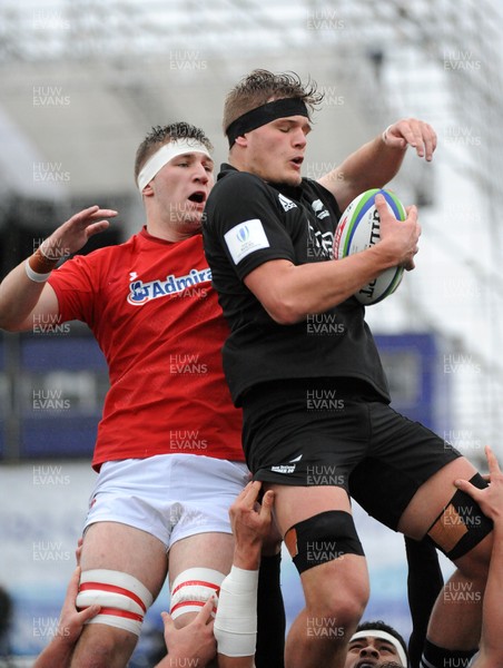 170619 - New Zealand U20 v Wales U20 - World Rugby Under 20 Championship - 5th Place Semi-Final -  Taine Plumtree of New Zealand beats opposite number Morgan Jones to the ball at a line out